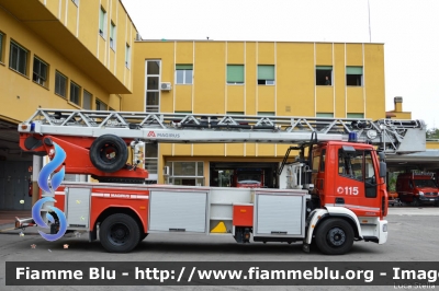 Iveco EuroFire 150E28 II serie
Vigili del Fuoco
Comando Provinciale di Modena
AutoScala da 30 metri allestimento Iveco-Magirus
VF 22939
Parole chiave: Iveco EuroFire_150E28_IIserie VF22939