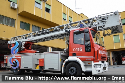 Iveco EuroFire 150E28 II serie
Vigili del Fuoco
Comando Provinciale di Modena
AutoScala da 30 metri allestimento Iveco-Magirus
VF 22939
Parole chiave: Iveco EuroFire_150E28_IIserie VF22939