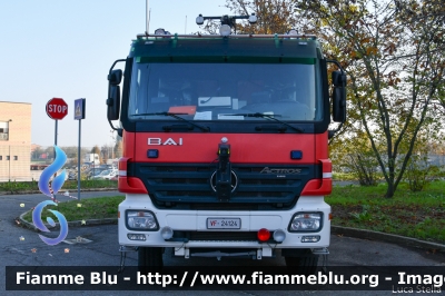 Mercedes-Benz Actros 1832 II serie
Vigili del Fuoco
Comando Provinciale di Bologna
AutoPompaSerbatoio bimodale (strada-rotaia) allestimento Bai
Con nuove marcature ferroviarie
VF 24124
Parole chiave: Mercedes-Benz Actros_1832_IIserie VF24124 Santa_Barbara_2018