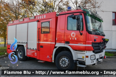 Mercedes-Benz Actros 1832 II serie
Vigili del Fuoco
Comando Provinciale di Bologna
AutoPompaSerbatoio bimodale (strada-rotaia) allestimento Bai
Con nuove marcature ferroviarie
VF 24124
Parole chiave: Mercedes-Benz Actros_1832_IIserie VF24124 Santa_Barbara_2018