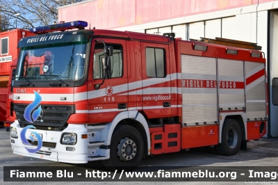 Mercedes-Benz Actros 1841 II serie
Vigili del Fuoco
Comando Provinciale di Ravenna
AutoPompaSerbatoio allestimento BAI
VF 24454
Parole chiave: Mercedes-Benz Actros_1841_IIserie VF24454 Santa_Barbara_2019