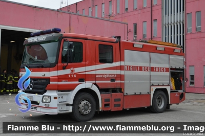 Mercedes-Benz Actros 1841 II serie
Vigili del Fuoco
Comando Provinciale di Ravenna
Distaccamento Permanente Ravenna Porto 
AutoPompaSerbatoio allestimento BAI
VF 24505
Santa Barbara 2014 Ravenna
Parole chiave: Mercedes-Benz Actros_1841_IIserie VF24505 Santa_Barbara_2014