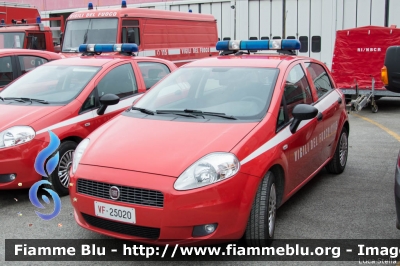 Fiat Grande Punto
Fiat Grande Punto
Vigili del Fuoco
Comando Provinciale di Ravenna
VF 25020
Santa Barbara 2016 Ravenna
Parole chiave: Fiat Grande_Punto VF25019 VF25020 Santa_Barbara_2016