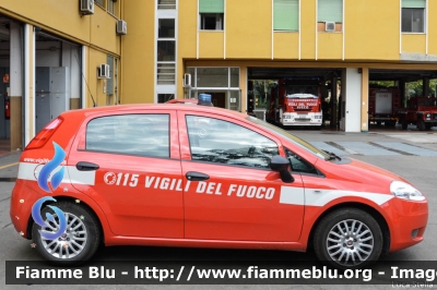 Fiat Grande Punto
Vigili del Fuoco
Comando Provinciale di Modena
Veicoli acquistati con fondi post sisma 2012
VF 26915
Parole chiave: Fiat Grande_Punto VF26915