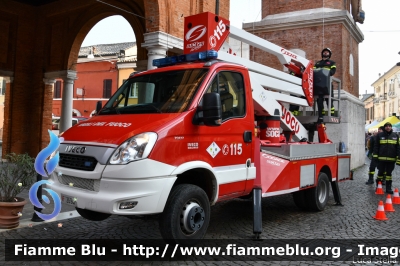 Iveco Daily 70C17 V serie
Vigili del Fuoco
Comando Provinciale di Ferrara
Distaccamento Volontario di Bondeno (FE)
Piattaforma aerea da 24 m 
Allestimento Iveco-Magirus - Socage
VF 26947
Parole chiave: Iveco Daily_Vserie VF26947