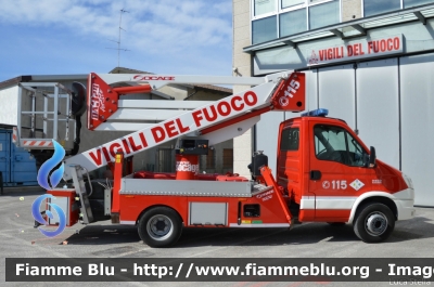 Iveco Daily 70C17 V serie
Vigili del Fuoco
Comando Provinciale di Ferrara
Distaccamento Volontario di Bondeno (FE)
Piattaforma aerea da 24 m 
Allestimento Iveco-Magirus - Socage
VF 26947 
Parole chiave: Iveco Daily_70C17_Vserie VF26947