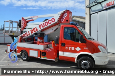 Iveco Daily 70C17 V serie
Vigili del Fuoco
Comando Provinciale di Ferrara
Distaccamento Volontario di Bondeno (FE)
Piattaforma aerea da 24 m 
Allestimento Iveco-Magirus - Socage
VF 26947 
Parole chiave: Iveco Daily_70C17_Vserie VF26947