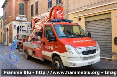 Iveco Daily 70C17 V serie
Vigili del Fuoco
Comando Provinciale di Ferrara
Distaccamento Volontario di Bondeno
Piattaforma aerea da 24 m allestimento Iveco-Magirus - Socage
VF 26947
Parole chiave: Iveco Daily_70C17_Vserie VF26947