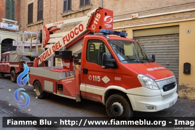 Iveco Daily 70C17 V serie
Vigili del Fuoco
Comando Provinciale di Ferrara
Distaccamento Volontario di Bondeno
Piattaforma aerea da 24 m allestimento Iveco-Magirus - Socage
VF 26947
Parole chiave: Iveco Daily_70C17_Vserie VF26947