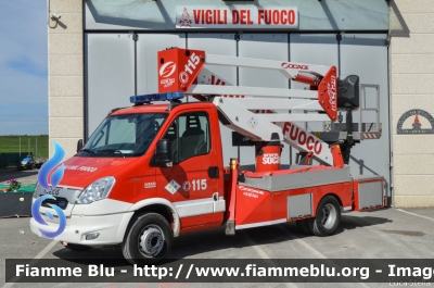 Iveco Daily 70C17 V serie
Vigili del Fuoco
Comando Provinciale di Ferrara
Distaccamento Volontario di Bondeno (FE)
Piattaforma aerea da 24 m 
Allestimento Iveco-Magirus - Socage
VF 26947 
Parole chiave: Iveco Daily_70C17_Vserie VF26947