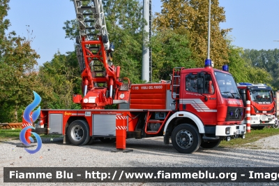 Mercedes-Benz 1422
Vigili del Fuoco
Comando Provinciale di Reggio Emilia
Distaccamento Volontario di Luzzara
Allestimento Camiva
Ricondizionata Ziegler
VF 27569
Parole chiave: Mercedes-Benz 1422 VF27569