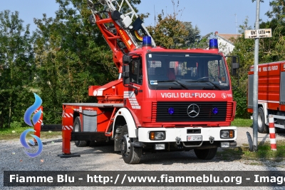 Mercedes-Benz 1422
Vigili del Fuoco
Comando Provinciale di Reggio Emilia
Distaccamento Volontario di Luzzara
Allestimento Camiva
Ricondizionata Ziegler
VF 27569
Parole chiave: Mercedes-Benz 1422 VF27569