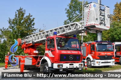 Mercedes-Benz 1422
Vigili del Fuoco
Comando Provinciale di Reggio Emilia
Distaccamento Volontario di Luzzara
Allestimento Camiva
Ricondizionata Ziegler
VF 27569
Parole chiave: Mercedes-Benz 1422 VF27569