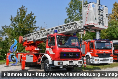 Mercedes-Benz 1422
Vigili del Fuoco
Comando Provinciale di Reggio Emilia
Distaccamento Volontario di Luzzara
Allestimento Camiva
Ricondizionata Ziegler
VF 27569
Parole chiave: Mercedes-Benz 1422 VF27569