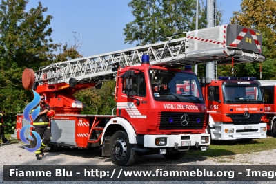 Mercedes-Benz 1422
Vigili del Fuoco
Comando Provinciale di Reggio Emilia
Distaccamento Volontario di Luzzara
Allestimento Camiva
Ricondizionata Ziegler
VF 27569
Parole chiave: Mercedes-Benz 1422 VF27569