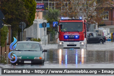  Man TGM 15.250 II serie
Vigili del Fuoco
Comando Provinciale di Ferrara
Distaccamento Permanente di Comacchio
AutoPompaSerbatoio allestimento BAI
VF 29898 
Parole chiave:  Man TGM_15.250_IIserie VF29898