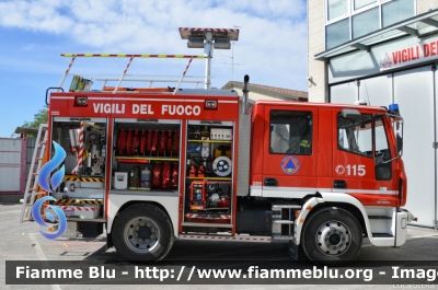 Iveco EuroCargo SuperCity 120E24 II serie
Vigili del Fuoco
Comndo Provinciale di Ferrara
Distaccamento Volontario di Bondeno
AutoPompaSerbatoio allestimento Iveco-Magirus
VF 24530 
Parole chiave: Iveco EuroCargo_SuperCity_120E24_IIserie VF24530