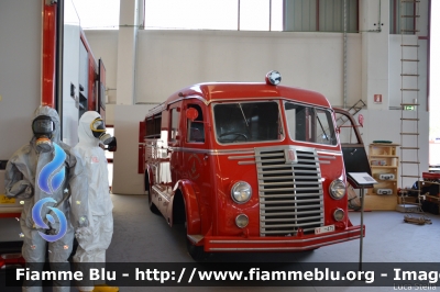 Fiat 626N
Vigili del Fuoco
Museo di Mantova
AutoPompaSerbatoio storica allestimento Bergomi
VF 475
In esposizione al Reas 2015
Parole chiave: Fiat 626N VF475 Reas_2015