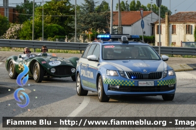 Skoda Octavia Wagon V serie
Polizia di Stato
Polizia Stradale
Allestimento Focaccia
POLIZIA M4757
Auto 5
In scorta alla Mille Miglia 2021 
Parole chiave: Skoda Octavia_Wagon_Vserie POLIZIAM4757 1000_MIglia_2022