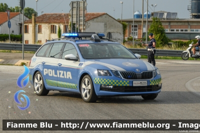 Skoda Octavia Wagon V serie
Polizia di Stato
Polizia Stradale
Allestimento Focaccia
POLIZIA M5205
Auto 3
In scorta alla Mille Miglia 2021 
Parole chiave: Skoda Octavia_Wagon_Vserie POLIZIAM5205 1000_Miglia_2022