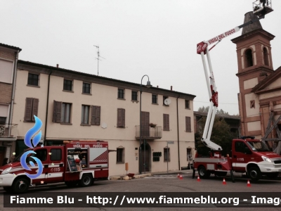 Iveco Daily V serie 70C17 
Vigili del Fuoco
Comando Provinciale di Ferrara
Distaccamento Volontario di Bondeno
Piattaforma aerea da 24 m allestimento Iveco-Magirus - Socage
VF 26974

Si ringrazia tutto il personale per la collaborazione e la cortesia dimostrata
Parole chiave: Iveco Daily_Vserie_70C17 VF26974