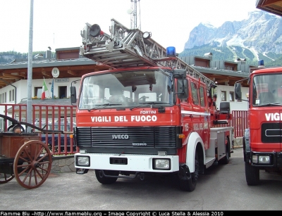 Iveco 140-25
Vigili del Fuoco
Comando Provinciale di Belluno
Distaccamento Permanente di Cortina d'Ampezzo (BL)
AutoScala allestimento Iveco-Magirus ricondizionata da Carrozzeria Fortini
Mezzo con targa di prova VF 04
Parole chiave: Iveco 140-25 VF04 Raduno_Nazionale_VVF_2010