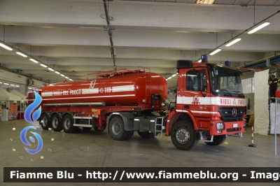 Mercedes-Benz Actros 2044 4x4 II serie
Vigili del Fuoco
Comando Provinciale di Brescia
Trattore con semirimorchio Sacim
VF 23215
VF R 2957
In esposizione al Reas 2013
Parole chiave: Mercedes-Benz Actros_2044_4x4_IIserie VF23215 VFR2957 Reas_2013