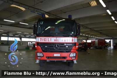 Mercedes-Benz Actros 2044 4x4 II serie
Vigili del Fuoco
Comando Provinciale di Brescia
Trattore con semirimorchio Sacim
VF 23215
VF R 2957
In esposizione al Reas 2013
Parole chiave: Mercedes-Benz Actros_2044_4x4_IIserie VF23215 VFR2957 Reas_2013