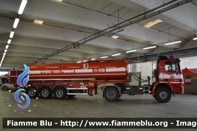 Mercedes-Benz Actros 2044 4x4 II serie
Vigili del Fuoco
Comando Provinciale di Brescia
Trattore con semirimorchio Sacim
VF 23215
VF R 2957
In esposizione al Reas 2013
Parole chiave: Mercedes-Benz Actros_2044_4x4_IIserie VF23215 VFR2957 Reas_2013