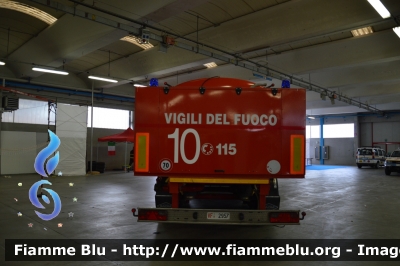 Mercedes-Benz Actros 2044 4x4 II serie
Vigili del Fuoco
Comando Provinciale di Brescia
Trattore con semirimorchio Sacim
VF 23215
VF R 2957
In esposizione al Reas 2013
Parole chiave: Mercedes-Benz Actros_2044_4x4_IIserie VF23215 VFR2957 Reas_2013