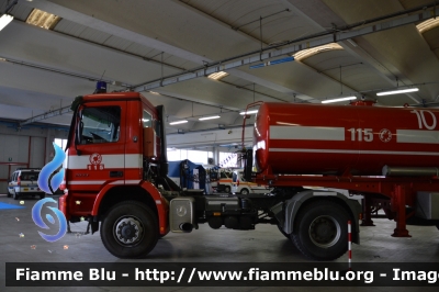 Mercedes-Benz Actros 2044 4x4 II serie
Vigili del Fuoco
Comando Provinciale di Brescia
Trattore con semirimorchio Sacim
VF 23215
VF R 2957
In esposizione al Reas 2013
Parole chiave: Mercedes-Benz Actros_2044_4x4_IIserie VF23215 VFR2957 Reas_2013