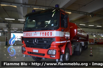 Mercedes-Benz Actros 2044 4x4 II serie
Vigili del Fuoco
Comando Provinciale di Brescia
Trattore con semirimorchio Sacim
VF 23215
VF R 2957
In esposizione al Reas 2013
Parole chiave: Mercedes-Benz Actros_2044_4x4_IIserie VF23215 VFR2957 Reas_2013