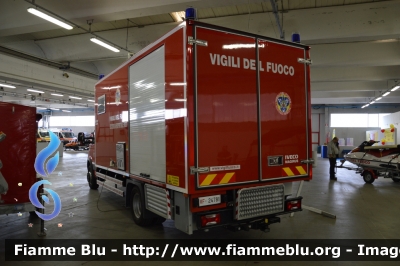 Iveco Daily IV serie
Vigili del Fuoco
Comando Provinciale di Brescia
Soccorso Aeroportuale NBCR
In esposizione al Reas 2013
VF 24781
Parole chiave: Iveco Daily_IVserie VF24781 Reas_2013