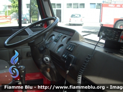 Iveco Zeta 65-12
Vigili del Fuoco
Comndo Provinciale di Ferrara
Distaccamento Permanente di Portomaggiore
Attualmente operativo al Distaccamento Volontario di Copparo
Polisoccorso allestimento Baribbi
Cabina
VF 16242
Parole chiave: Iveco Zeta_65-12 VF16242