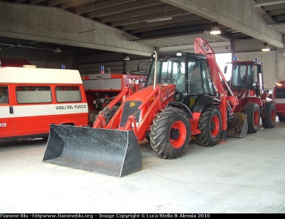 JCB 4CX
Vigili del Fuoco
Comando Provinciale di Ferrara
Colonna Mobile Regionale
Movimento Terra
 VF 21657 
Parole chiave: JCB 4CX  VF21657 