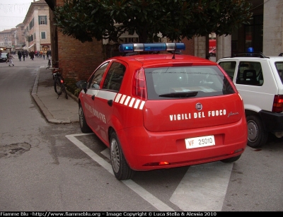 Fiat Grande Punto
Vigili del Fuoco 
Comando Provinciale di Ferrara
VF 25010
Santa Barbara 2010 Ferrara
Parole chiave: Fiat Grande_Punto VF25010 Santa_Barbara_2010