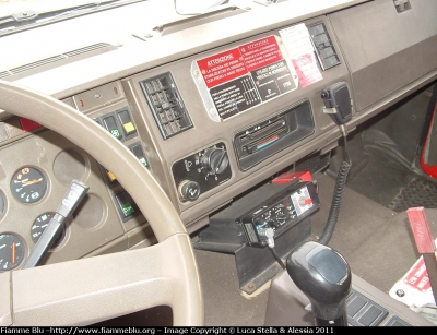 Iveco 190-26
Vigili del Fuoco
Comando Provinciale di Ferrara
Distaccamento Permanente di Codigoro (FE)
AutoBottePompa allestimento Baribbi
Plancia comandi
VF 17071
Parole chiave: Iveco 190-26 VF17071