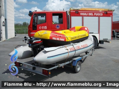 Carrello Gommone
Vigili del Fuoco
Comando Provinciale di Ferrara
Distaccamento Volontario di Bondeno
VF R 2922

Si ringrazia tutto il personale per la collaborazione e la cortesia dimostrata
Materiale fotografico del distaccamento
Parole chiave: VFR2922