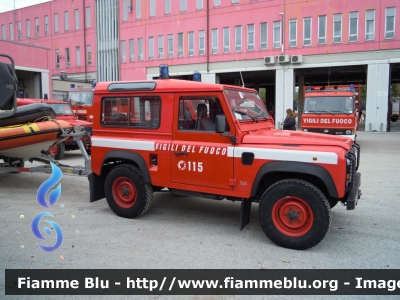 Land Rover Defender 90
Vigili del Fuoco
Comando Provinciale di Ravenna
VF 19550
Santa Barbara 2012 Ravenna
Parole chiave: Land-Rover Defender_90 VF19550 Santa_Barbara_VVF_2012