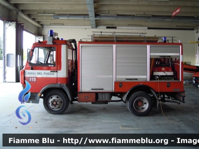 Iveco Zeta 65-12
Vigili del Fuoco
 Comando Provinciale di Ravenna
Nucleo NBCR
Allestimento Baribbi
 VF 17196
 Santa Barbara 2012 Ravenna
Parole chiave: Iveco Zeta_65-12 VF17196 Santa_Barbara_VVF_2012