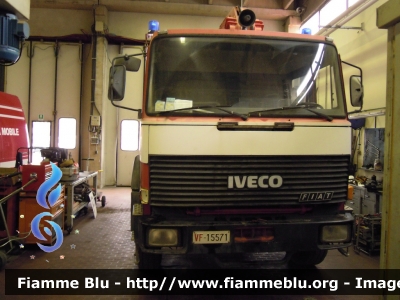 Iveco 330-35
Vigili del Fuoco
Comando Provinciale di Ravenna
N.S.S.A. Ravenna
Mezzo assegnato al nucleo sommozzatori usato per l'addestramento 
VF 15571
Santa Barbara 2012 Ravenna
Parole chiave: Iveco 330-35 VF15571 Santa_Barbara_VVF_2012