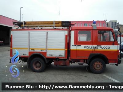 Iveco OM 79-13
Vigili del Fuoco
 Comando Provinciale di Ravenna
AutoPompaSerbatoio allestimento Baribbi
 VF 13519
 Santa Barbara 2012 Ravenna
Parole chiave: Iveco OM 79-13 VF13519 Santa_Barbara_VVF_2012