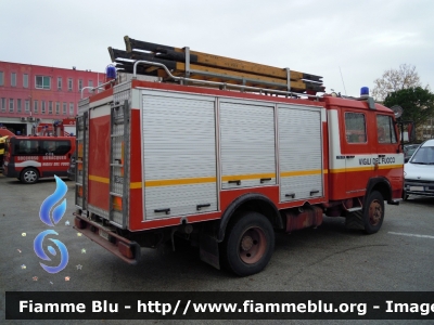 Iveco OM 79-13
Vigili del Fuoco
 Comando Provinciale di Ravenna
AutoPompaSerbatoio allestimento Baribbi
 VF 13519
 Santa Barbara 2012 Ravenna
Parole chiave: Iveco OM 79-13 VF13519 Santa_Barbara_VVF_2012