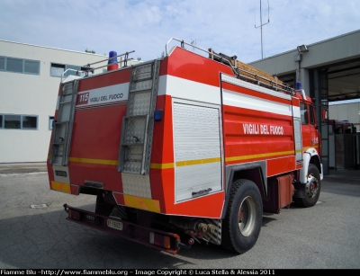 Iveco 190-26
Vigili del Fuoco
Comando Provinciale di Ferrara
Disaccamento Permanente di Portomaggiore
AutoBottePompa allestimento Baribbi I fornitura
II livrea
VF 16031
Parole chiave: Iveco 190-26 VF16031