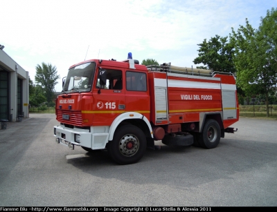 Iveco 190-26
Vigili del Fuoco
Comando Provinciale di Ferrara
Disaccamento Permanente di Portomaggiore
AutoBottePompa allestimento Baribbi I fornitura
II livrea
VF 16031
Parole chiave: Iveco 190-26 VF16031