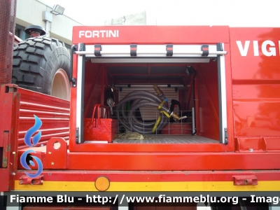 Man Meccanica F99 4x4
Vigili del Fuoco
Comando Provinciale di Ferrara
Distaccamento Permanente di Portomaggiore
Campagna Incendi Boschivi 2011
Riallestimento Carrozzeria Fortini
Particolare vano sinistro
VF 17246
