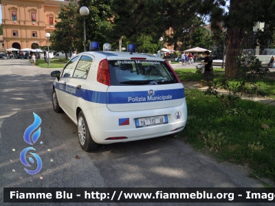 Fiat Grande Punto
Polizia Municipale Unione dei Comuni di Ro, Copparo, Jolanda di Savoia, Berra, Formignana, Tresigallo
Allestimento Focaccia
POLIZIA LOCALE YA 132 AB
Parole chiave: Fiat Grande_Punto PoliziaLocaleYA132AB