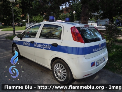 Fiat Grande Punto
Polizia Municipale Unione dei Comuni di Ro, Copparo, Jolanda di Savoia, Berra, Formignana, Tresigallo
Allestimento Focaccia
POLIZIA LOCALE YA 132 AB
Parole chiave: Fiat Grande_Punto PoliziaLocaleYA132AB