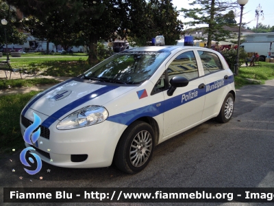 Fiat Grande Punto
Polizia Municipale Unione dei Comuni di Ro, Copparo, Jolanda di Savoia, Berra, Formignana, Tresigallo
Allestimento Focaccia
POLIZIA LOCALE YA 132 AB
Parole chiave: Fiat Grande_Punto PoliziaLocaleYA132AB