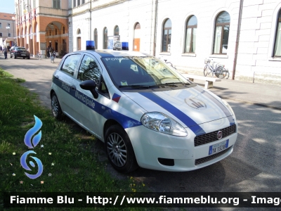 Fiat Grande Punto
Polizia Municipale Unione dei Comuni di Ro, Copparo, Jolanda di Savoia, Berra, Formignana, Tresigallo
Allestimento Focaccia
POLIZIA LOCALE YA 132 AB
Parole chiave: Fiat Grande_Punto PoliziaLocaleYA132AB